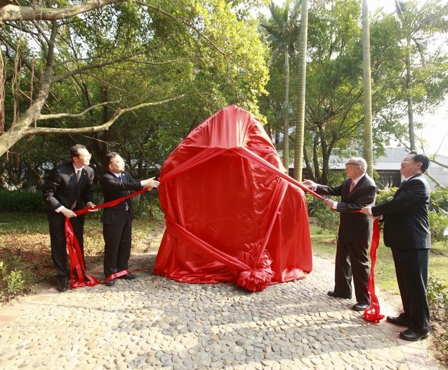 5校歌石揭幕.jpg 5校歌石揭幕.jpg