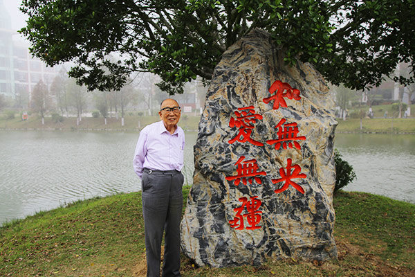 4周詠棠学长与校歌石合影.jpg 4周詠棠学长与校歌石合影.jpg